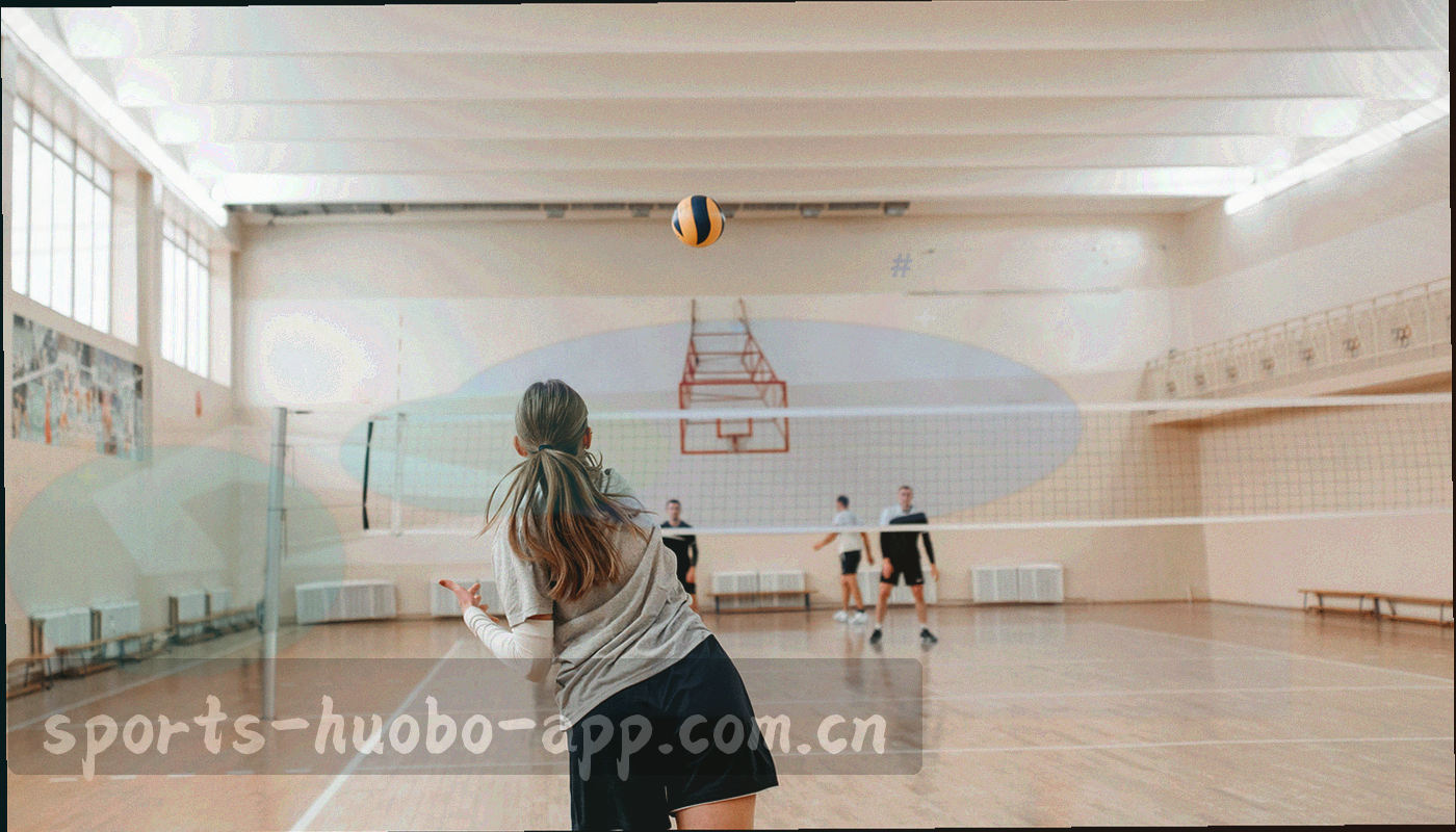夜场比赛里场边教练席的侧逆光剪影